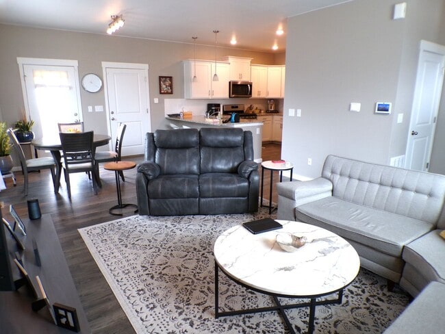 Building Photo - Horizon Uptown Living! 3 Bed 2.5 Bath