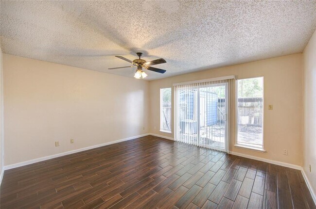 Foto del edificio - 2424 Miramar Ct