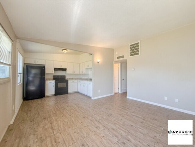 Foto del edificio - This Charming 2/1 Phoenix Apartment Unit Offers a Blend of Modern Comfort and Convenience!