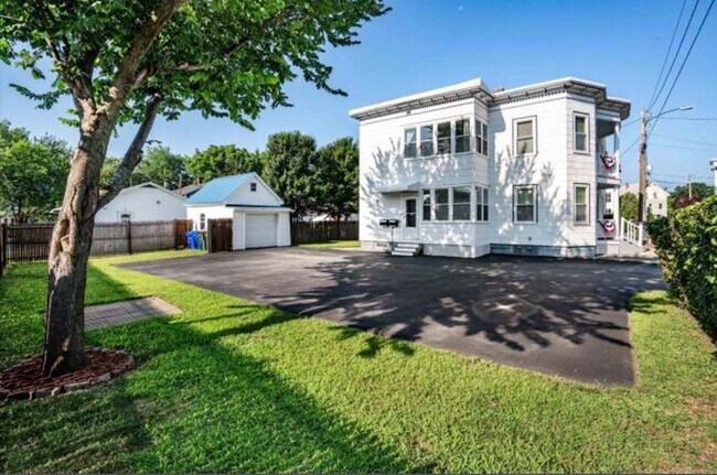 Side-yard available for tenant use - 33 Krakow Ave