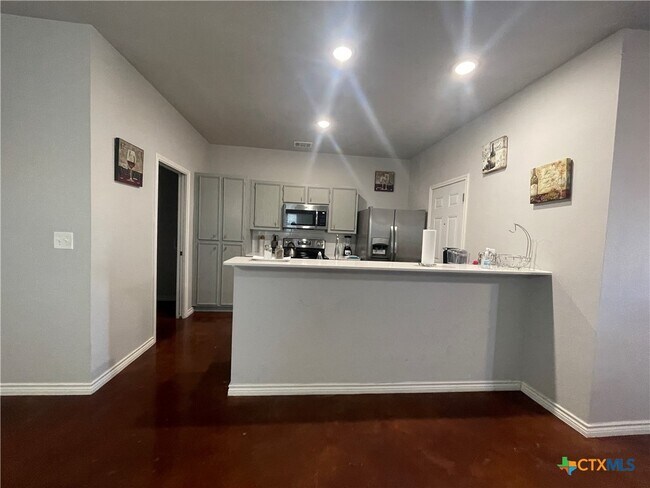 Foto del edificio - 318 Lowes Blvd