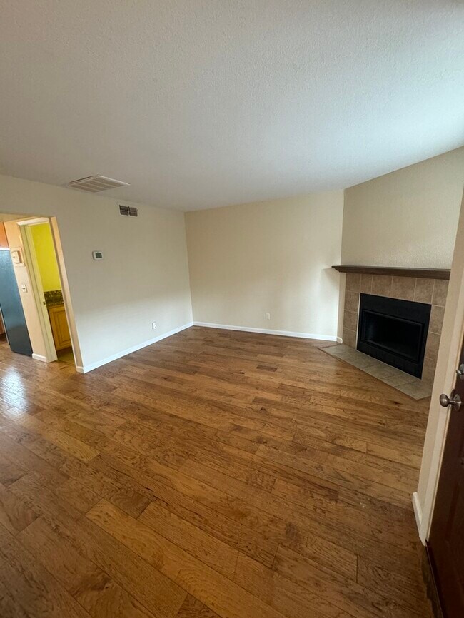 Building Photo - Updated 2 Bedroom Condo Located in Carmich...