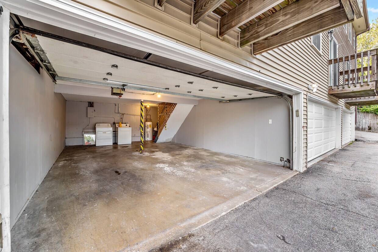 Building Photo - 206 River St