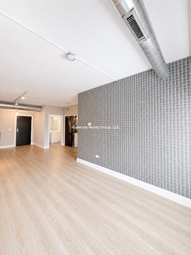 Building Photo - 941 W Belmont Ave