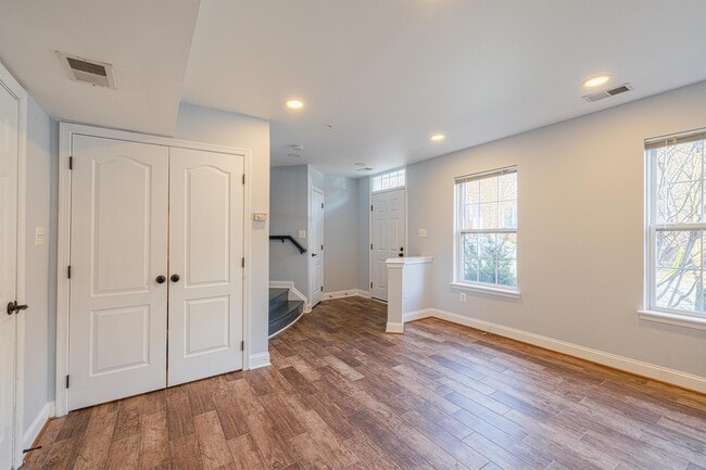 Building Photo - 904 Crestfield Dr
