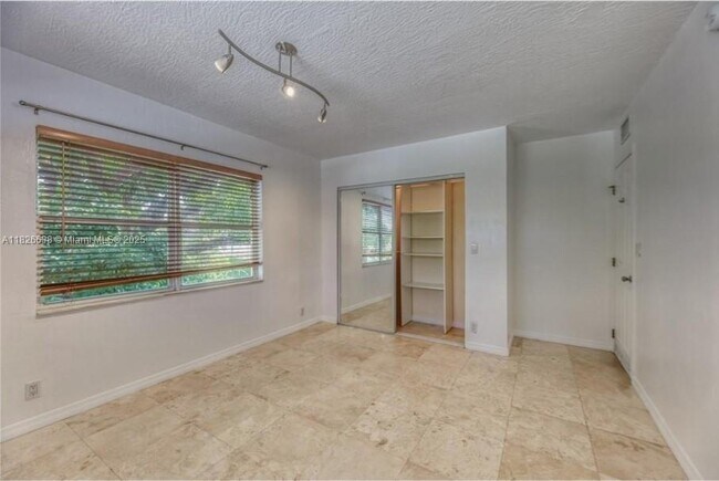 Foto del edificio - 530 NE 15th Ct