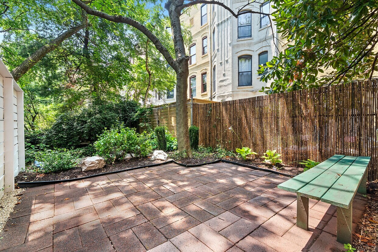 Building Photo - Huge 1BR with Private Backyard