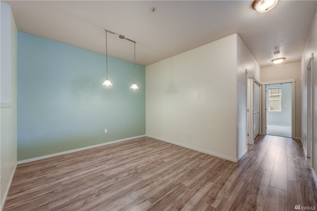 Building Photo - Spacious and Updated Condo with Garage in ...