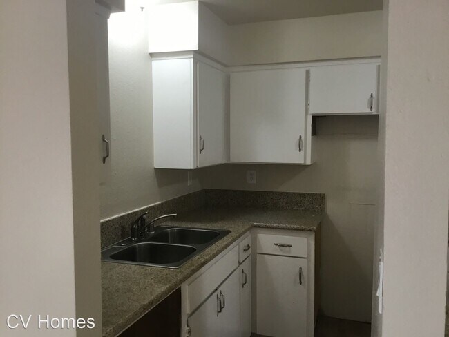 Building Photo - 2 br, 1 bath Apartment - 4778 E. Hoxie Ave.