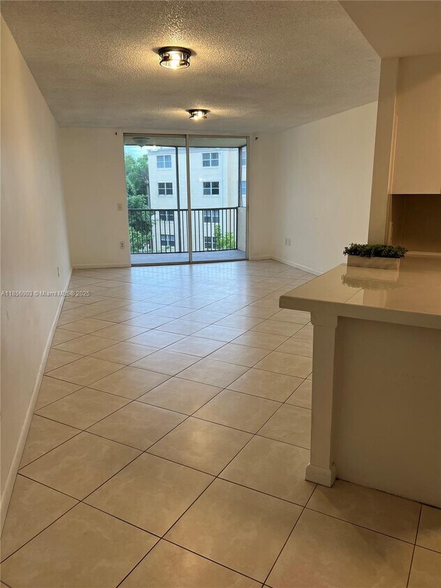 Foto principal - 8353 Lake Dr