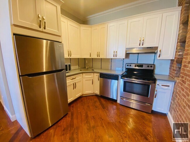 Building Photo - Gorgeous, Huge 1 Bedroom Apartment in SOHA!