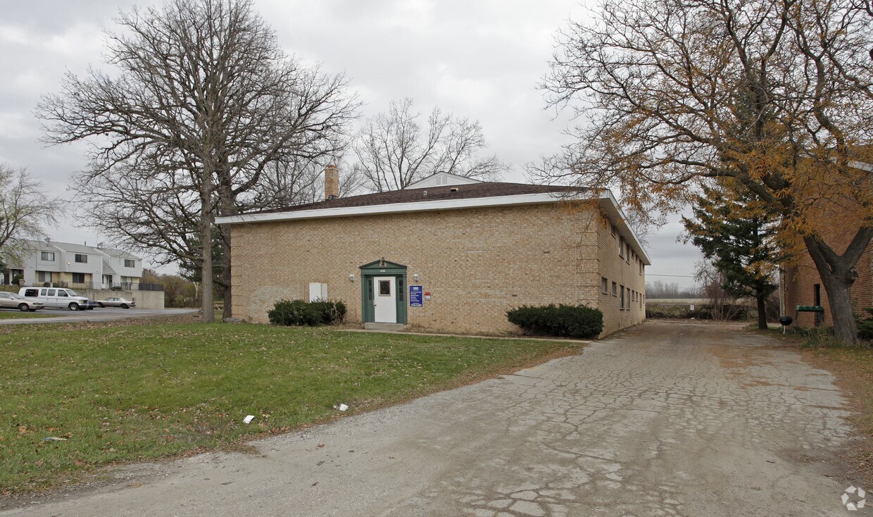 Foto del edificio - 9900 W Fond du Lac Ave