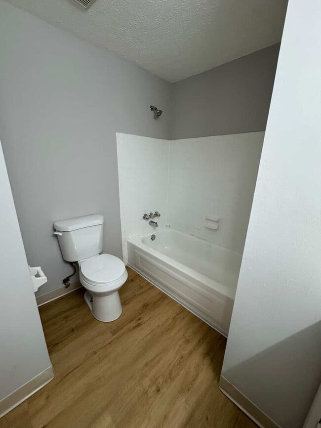 Building Photo - 3 Bed 1 Bathroom Ranch in Groveport School District! Half off Deposit for a move in by 12/31!