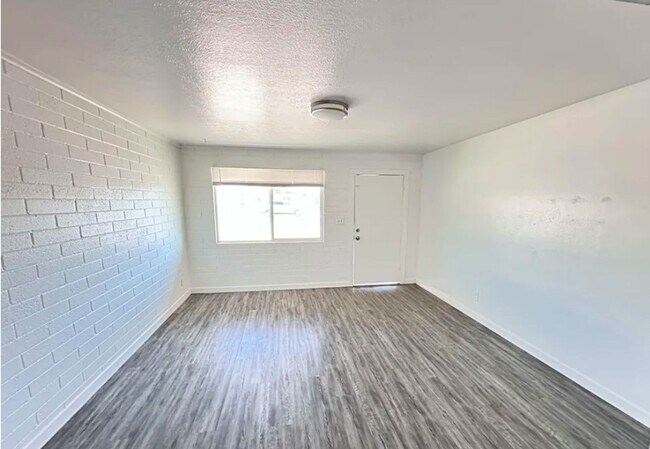 Foto del edificio - 2 bedroom 1 bathroom unit, nice white shaker kitchen cabinets!