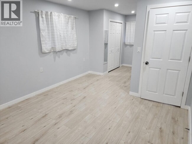 Building Photo - 120B 120b Ave