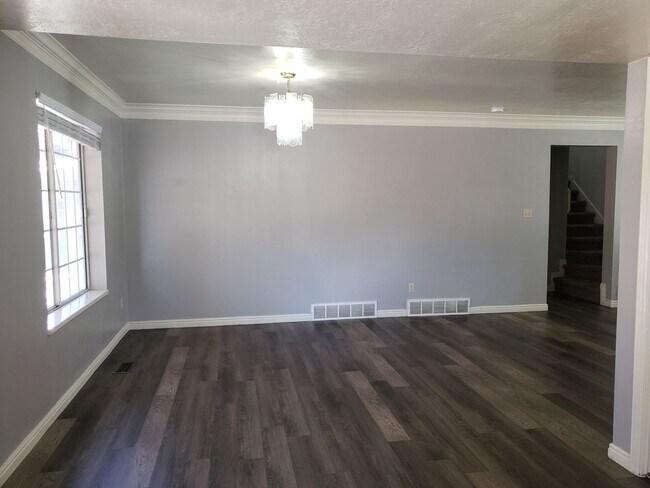Building Photo - Spacious and Pet Friendly Payson Twinhome