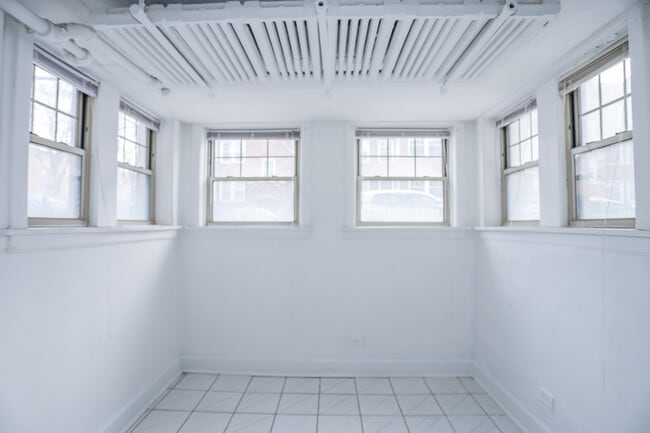 Building Photo - 1900 W Ainslie St