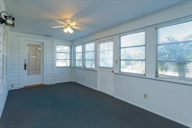 Foto del edificio - Run don't walk for this one of a kind beautifully maintained Old Florida Charmer on a park like d...