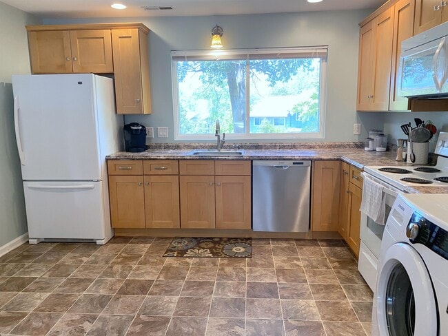 Building Photo - 56 Woodlake Dr