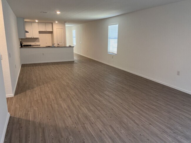 Building Photo - Spacious Single Story Home with Great Amen...