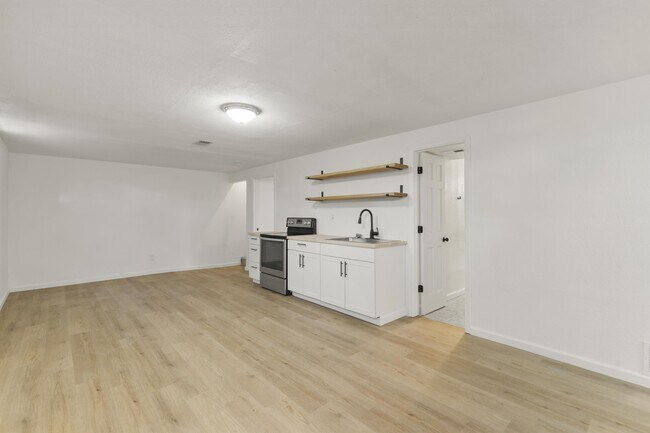 Building Photo - 1147 Royale Dr