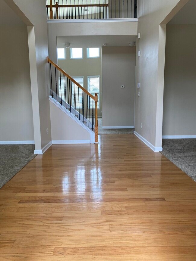Foto del edificio - 810 Stonehaven Rd SW