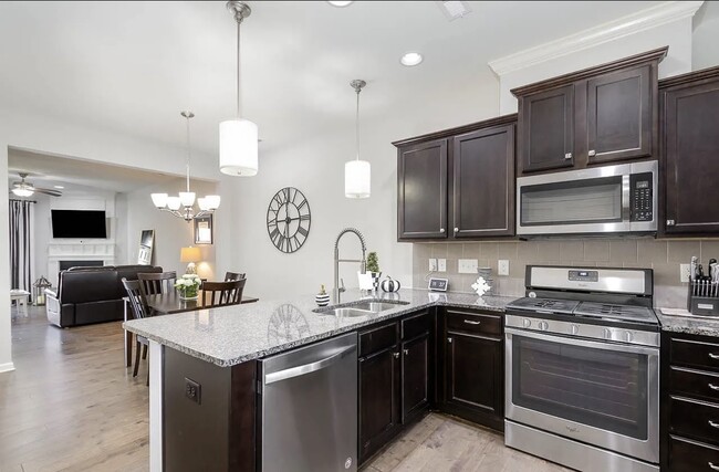 Building Photo - 206 Churment Ct