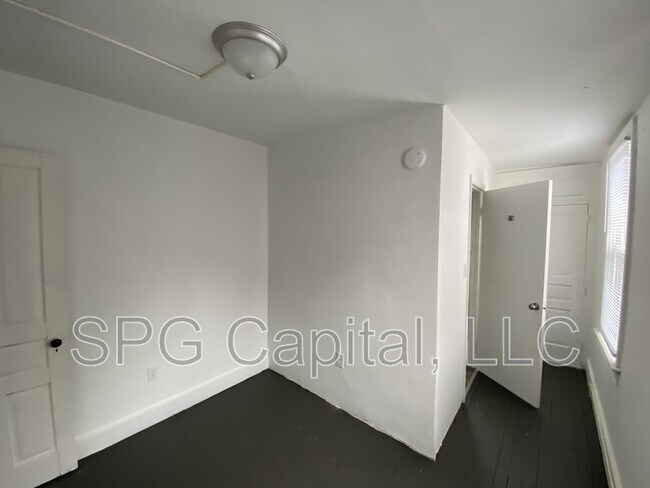 Foto del edificio - 648 W College Ave