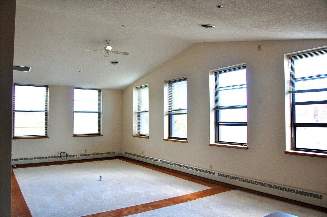 Primary Photo - 916 E 3rd St
