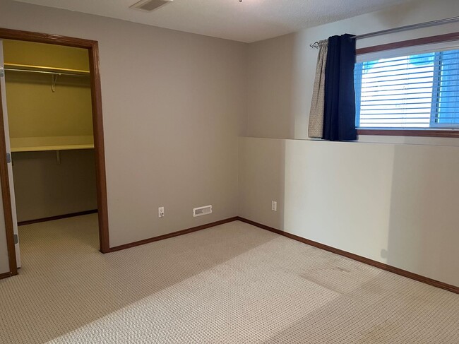 Photo du bâtiment - 3 Bed 2 Bath Unit in Red Deer, AB