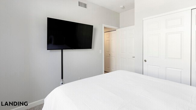 Foto del edificio - 9242 W Russell Rd