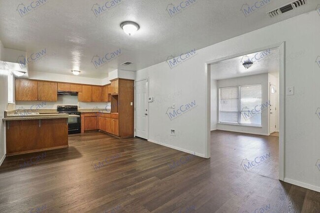 Building Photo - Move-In Special! Great 3/2/2 in Irving!