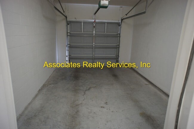 Building Photo - Lovely Condo in The Greens at West End