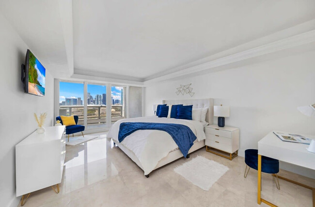 Building Photo - 1717 N Bayshore Dr