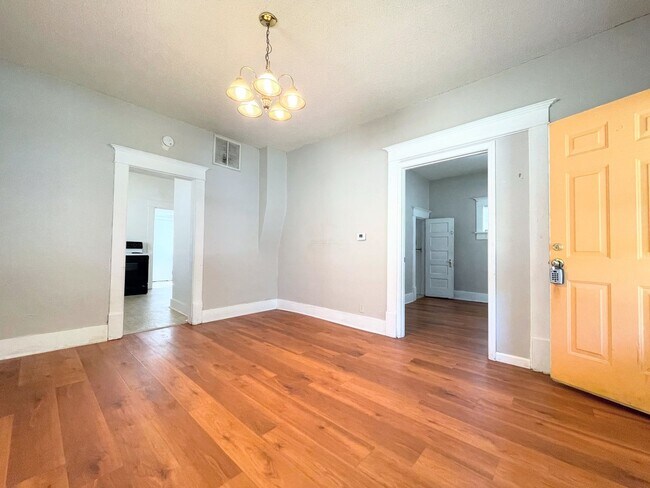 Building Photo - Two Bedroom Home in Quiet Neighborhood