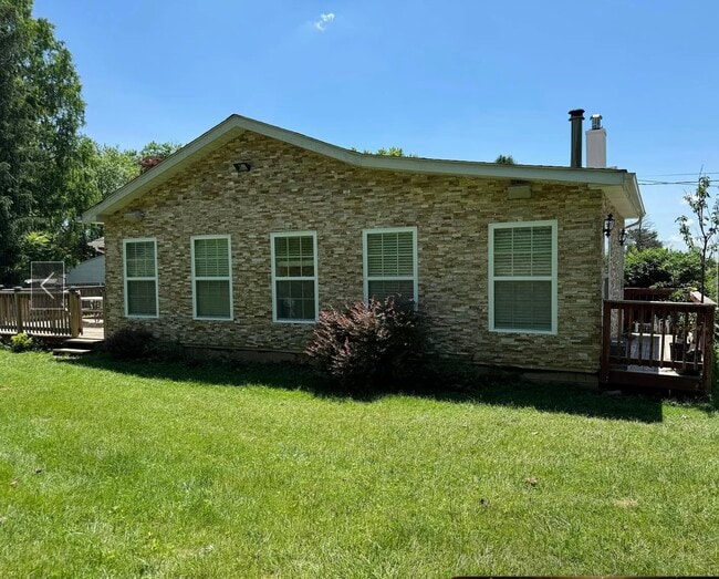 Building Photo - 10 Harmon Rd