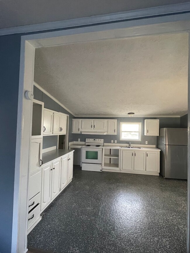Building Photo - 4 bedroom, 2 bath doublewide trailer