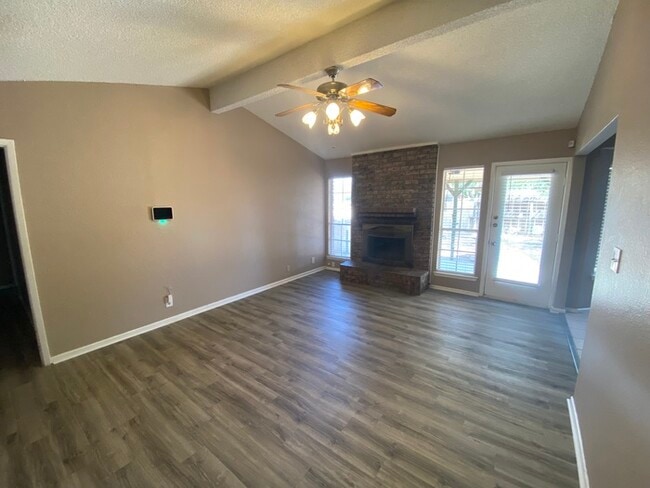 Building Photo - 3 bed 2 bath home 2 car garage