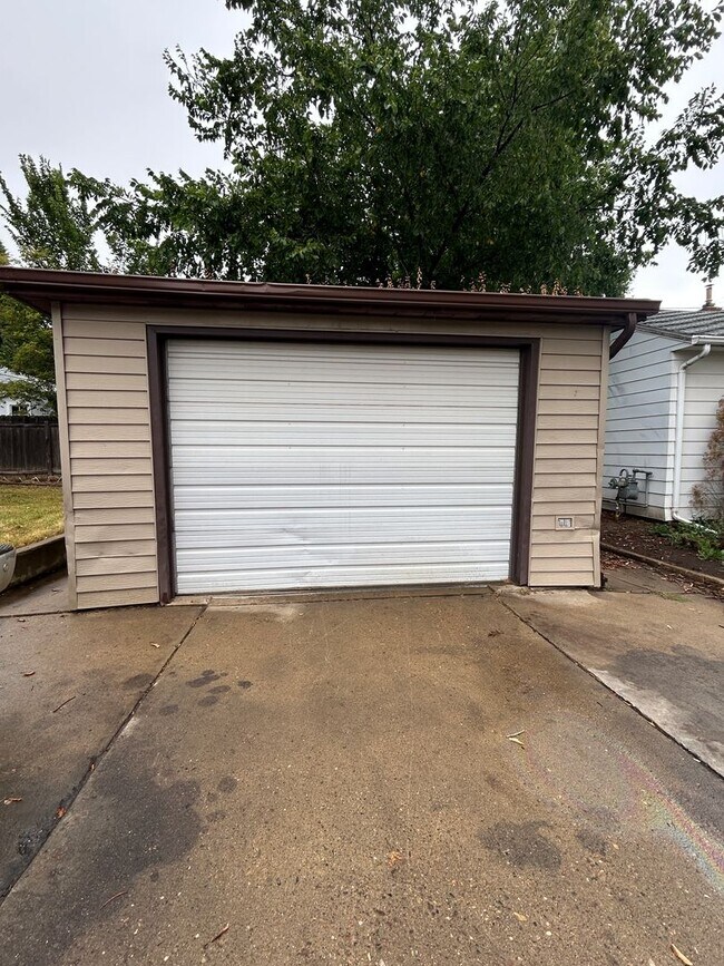 Building Photo - Lovely 2 bedroom Upstairs of a Duplex for Rent