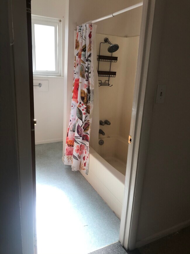 Shower and bath tub - 622 Chestnut St