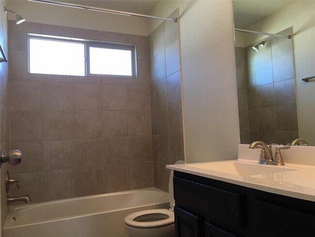 Foto del edificio - 5708 Scenic Lake Dr