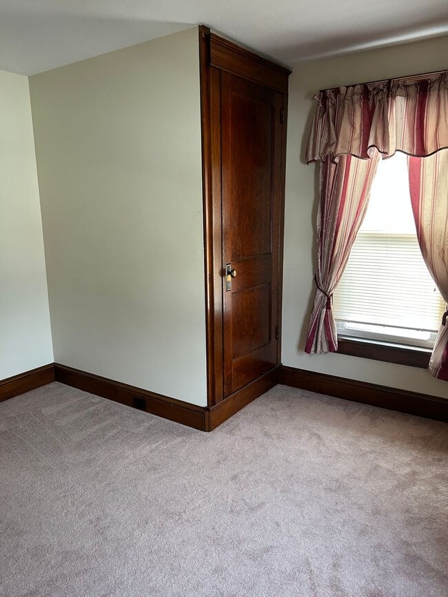 Building Photo - 3 Bedroom, 1.5 bathroom Home with 2-Car Garage!!