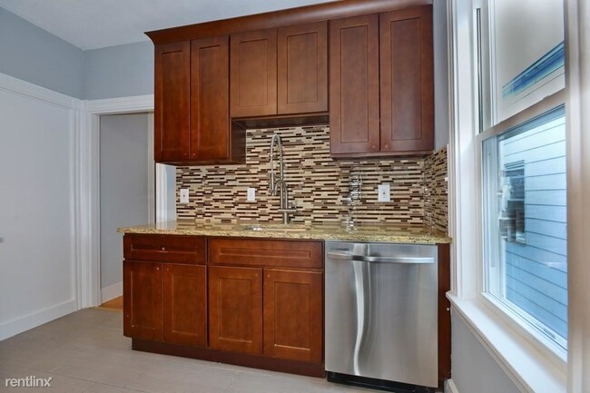 Building Photo - 4 br, 1 bath  - 157 Adams St Apt 1A