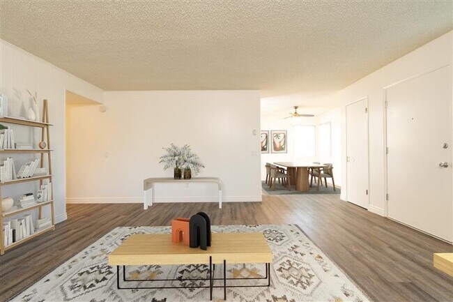 Foto del edificio - 1145 Meadow Lake Dr