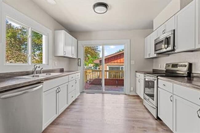 Building Photo - Gorgeous Victorian 4-bedroom home with Garage in Oshkosh! PETS WELCOME