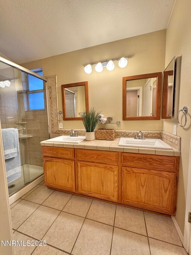 Building Photo - 923 Edgecliff Dr