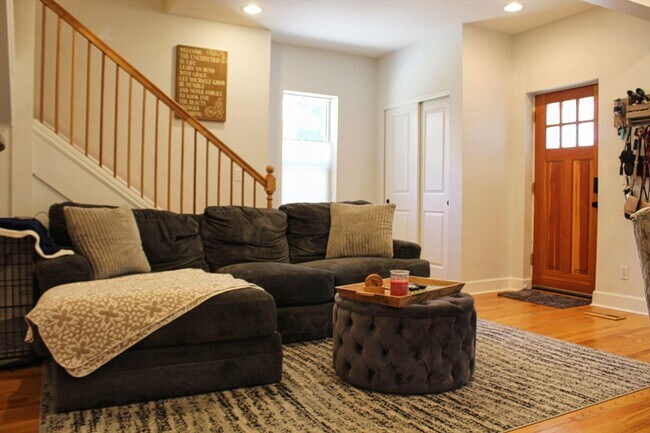Foto del edificio - Spacious 2-bedroom, 2-bathroom in the Heart of West Highlands with 1 Car Garage