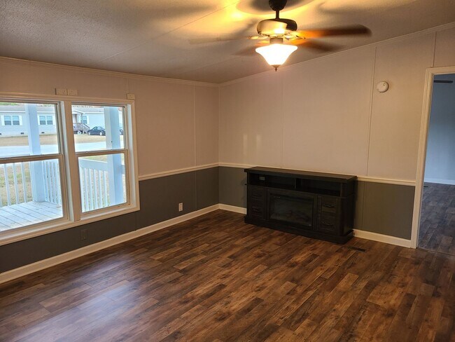 Building Photo - 3 Bedroom, 2 bath home in Sneads Ferry
