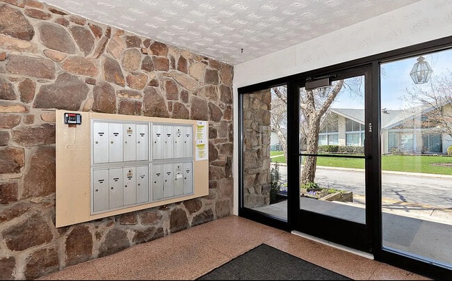 Building Photo - 8828 N Leslie Ln