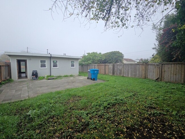 Building Photo - 1BR/1BA house on Henderson St. in Eureka!